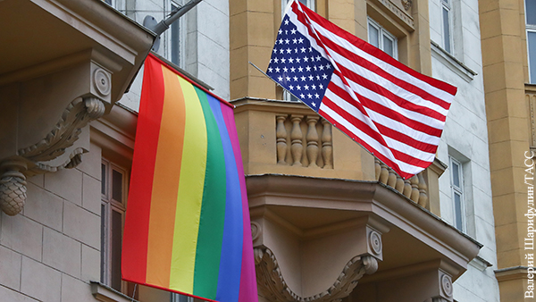 Москва направила ноты посольствам США, Британии и Канады из-за флагов ЛГБТ