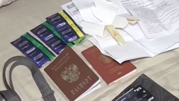Белорусские СМИ разъяснили назначение найденных у россиян молитв и презервативов