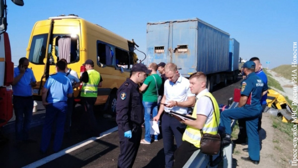 В разбившемся на трассе «Таврида» в Крыму микроавтобусе находились жители Кубани и Сургута
