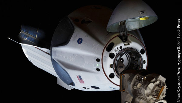 Crew Dragon с астронавтами направился от МКС к Земле