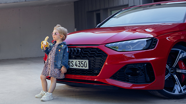 В Audi извинились за скандальную рекламу с маленькой девочкой