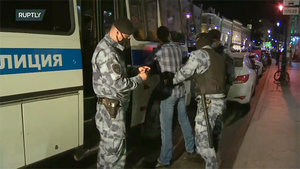 В центре Минска начались столкновения протестующих с ОМОН
