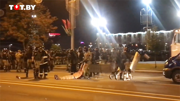 Милиция начала жестко вытеснять протестующих из центра Минска