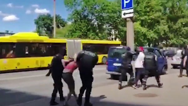 Задержания начались у объявившего о забастовке завода в Минске