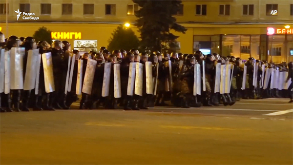 ОМОН бросили на штурм подъездов жилых домов в Минске
