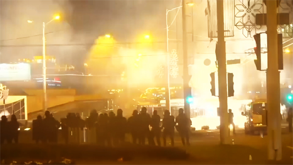 Против протестующих в спальном районе Минска применили светошумовые гранаты