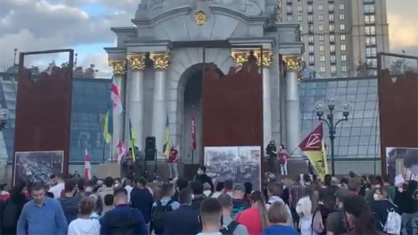 На майдане Независимости в Киеве началась акция в поддержку протестов в Белоруссии