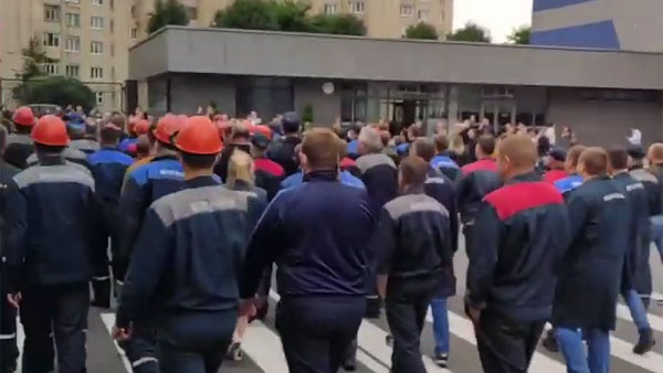 Работники БелАЗа на митинге выдвинули требования властям