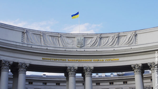 Киев отреагировал на выдачу задержанных в Белоруссии россиян Москве