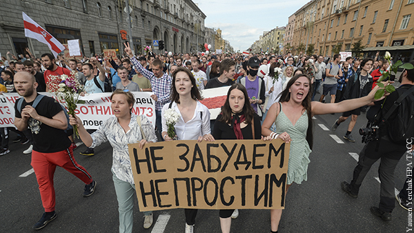 Протестующие двинулись в сторону Дома Правительства в Минске