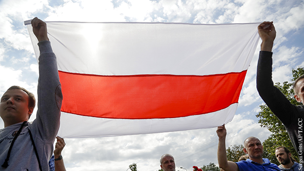 Откуда у белорусской оппозиции бело-красно-белый флаг?