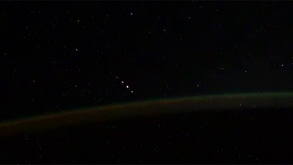 Космонавт запечатлел пять странных объектов над Землей