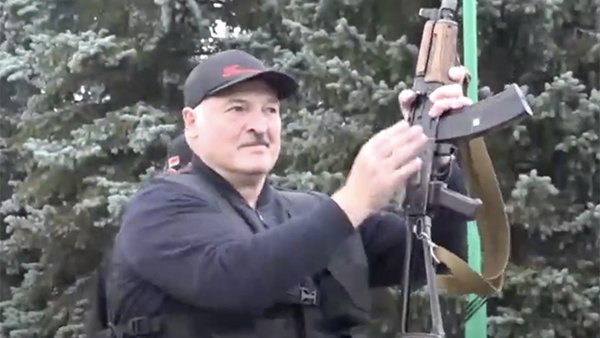 Минченко объяснил, зачем Лукашенко взял в руки автомат