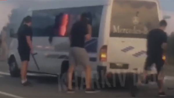 Опубликовано видео нападения на микроавтобус под Харьковом