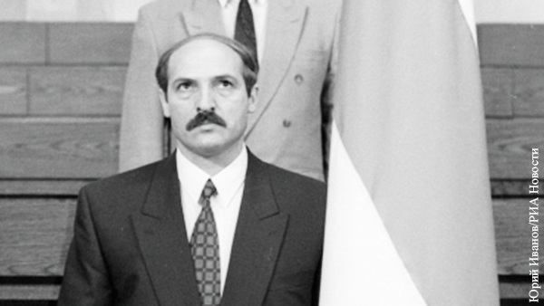Лукашенко рассказал о присяге в 1994 году под флагом оппозиции