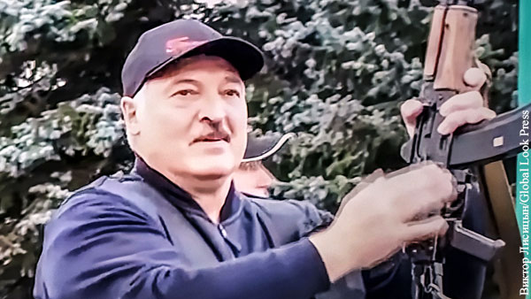 Лукашенко ответил на критику его появления с автоматом в руках