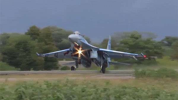 Истребитель Су-27 ВВС Украины снес дорожный знак в ходе учений