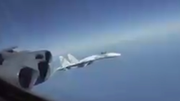 Появилось видео перехвата бомбардировщика США российскими Су-27