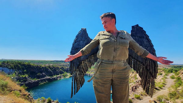 Надежду Савченко высмеяли за фото с крыльями