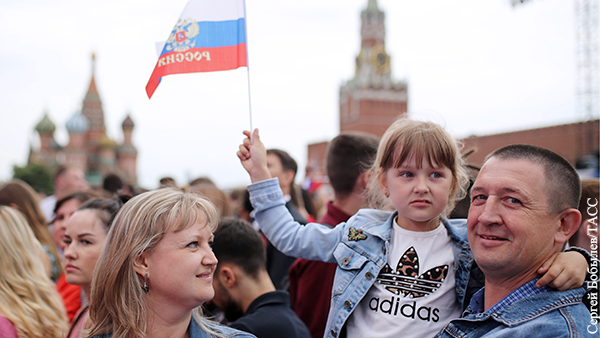 Опрос ФОМ показал, что патриотами себя считают более 80% россиян 