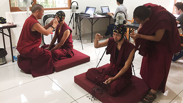 Российские физиологи учатся у монахов управлять мозгом