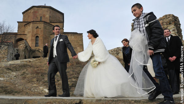 Грузинские молодожены научились обходить ограничение на число гостей на свадьбах