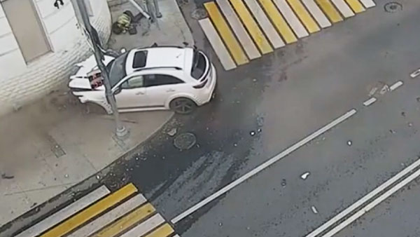 Водитель Infiniti сбил троих пешеходов в Москве