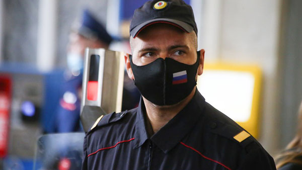 В московском метро начались полицейские проверки соблюдения масочного режима