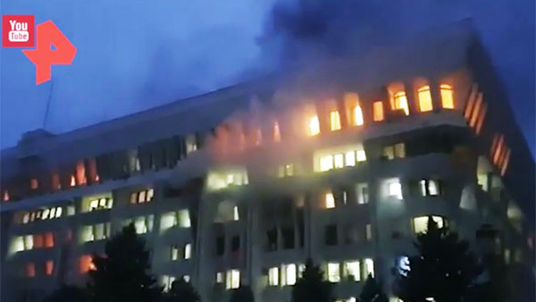 В захваченном здании парламента Киргизии начался пожар
