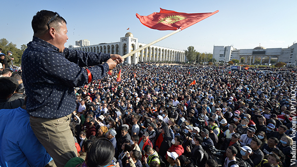 Толпа устроила в Киргизии мгновенный переворот