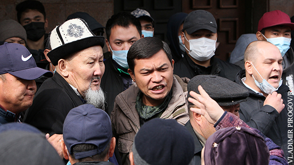 В Бишкеке начались столкновения между митингующими