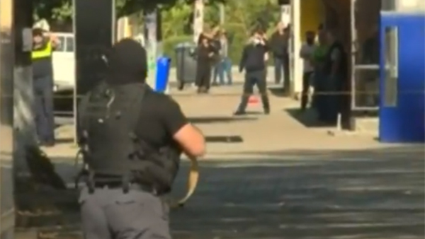 Грабители банка с автоматами и гранатами захватили заложников в Грузии