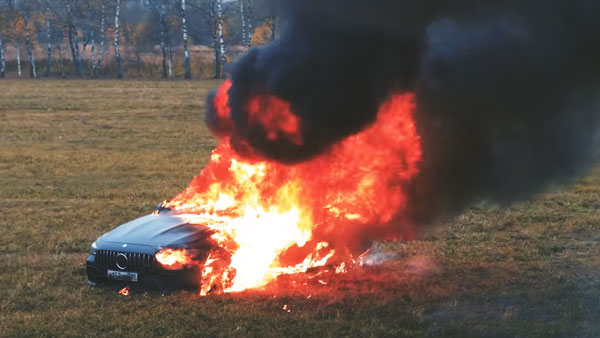 Блогер сжег машину за 13 млн рублей для ролика на YouTube