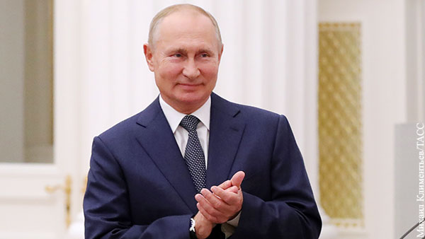 Путин поздравил Нурмагомедова с победой над Гэтжи