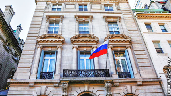Эксперты увидели политическую подоплеку в отключении связи в консульстве России в США