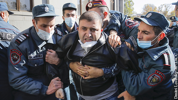 Стычки оппозиционеров с полицией начались в Ереване