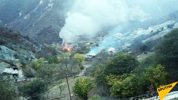 Жители Нагорного Карабаха принялись сжигать дома и имущество
