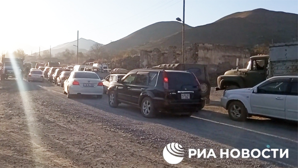 Многокилометровая пробка образовалась на дороге из Карабаха в Армению