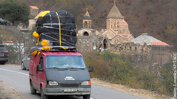 В Карабахе армяне выкапывают своих покойников и снимают иконы в храмах