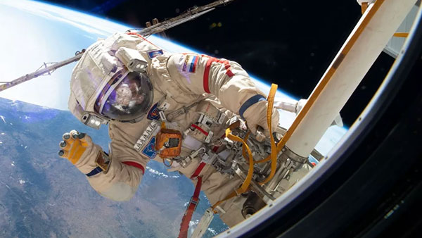 Экипаж МКС установил заплатку на трещину в российском модуле
