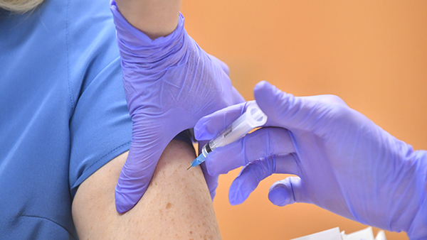 Названы сроки начала вакцинации от коронавируса в России