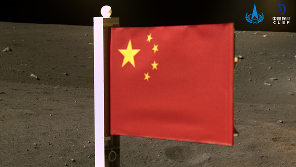 «Чанъэ-5» впервые передал динамичный снимок флага Китая на фоне ландшафта Луны