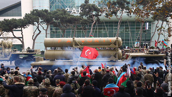 Мощной символической акцией отметил Азербайджан свою победу во второй карабахской войне – по улицам Баку прошел военный парад. Жители страны встречали военную технику с восторгом и воодушевлением и приветствовали ее в том числе флагами Турции