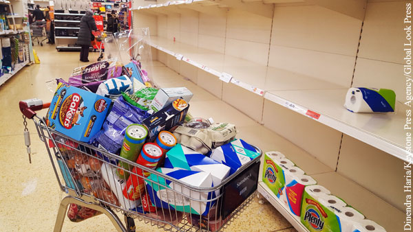 Власти Британии посоветовали магазинам запастись едой и лекарствами