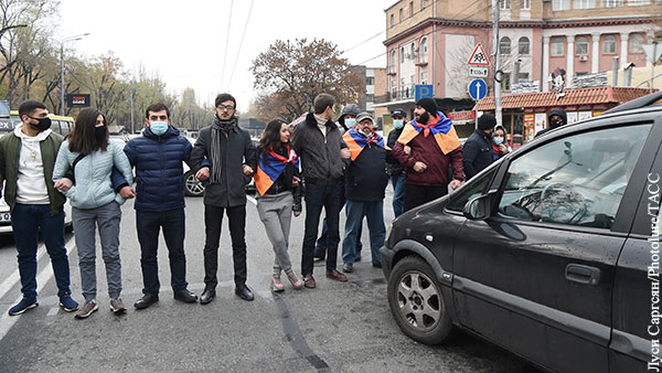Родственники находящихся в окружении солдат в Карабахе перекрыли дорогу на Гюмри