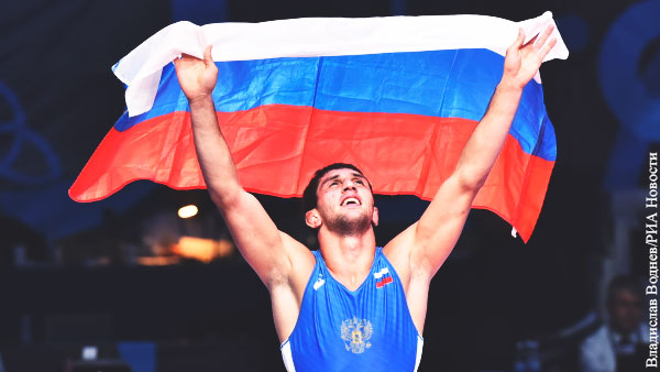 Российским спортсменам на два года запретили выступать под своим флагом