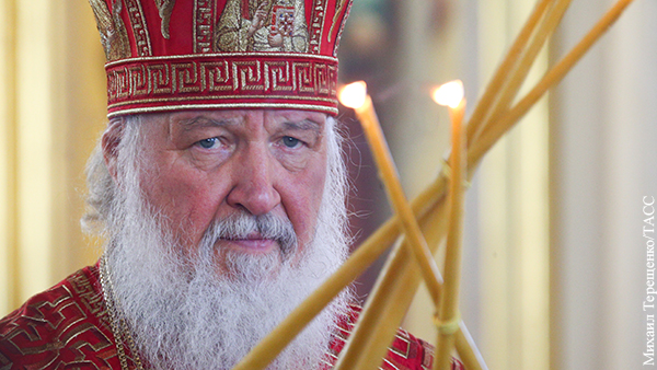 Патриарх Кирилл призвал священников отказаться от «левых» свечей