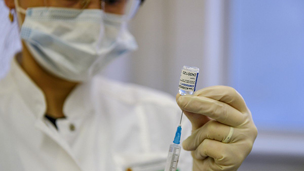 Российскую вакцину от COVID назвали «гибридным оружием» против Украины