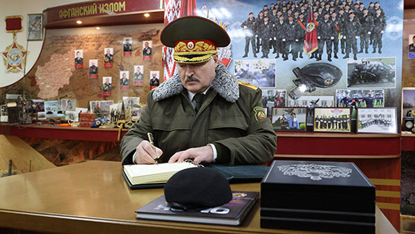 Лукашенко стал полноценным бойцом минского ОМОНа