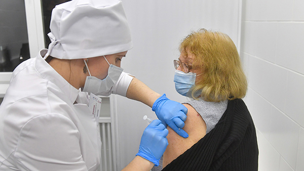 Россиянам начали выдавать сертификаты о вакцинации против COVID-19